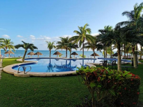 Sea Front 2BR 2BTH Condo, Pool, Kayak and Parking